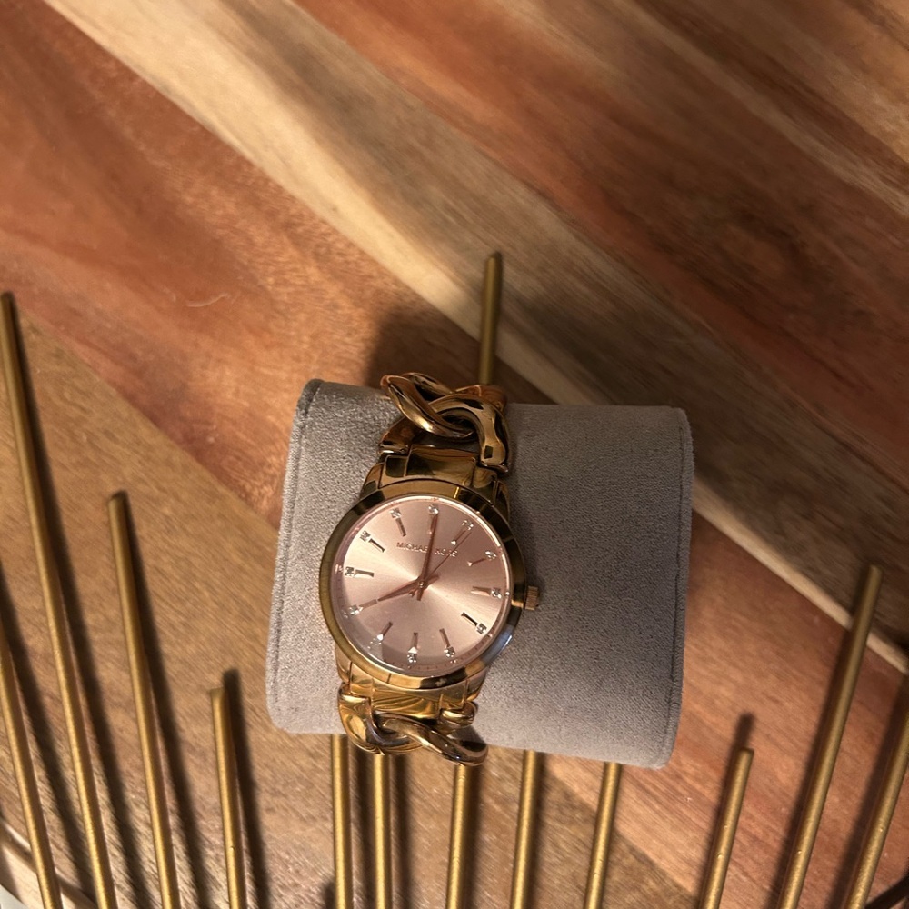 Michael Kors Gold Watch Elegant Minimalist Design